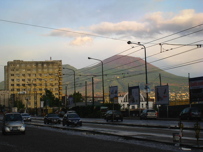 blog100405 Al fondo, el Vesubio, soleado