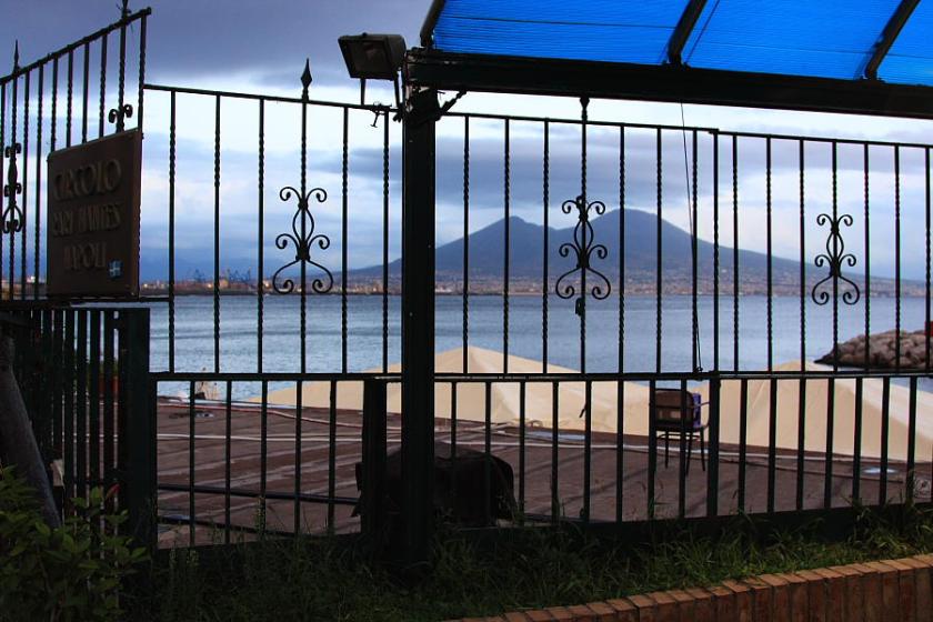 blog100406 Al fondo, el Vesubio, nublado