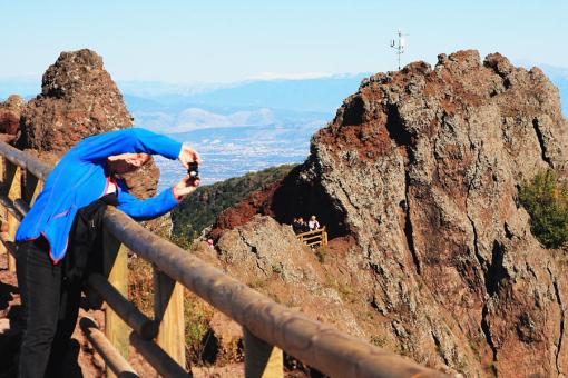 blog100502 Foto contorsionista en el cráter del Vesubio