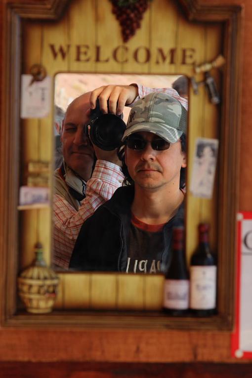 blog100503 Enrique el venezolano y yo en un chiringuito de recuerdos en el cráter del Vesubio (como les pille la erupción...)