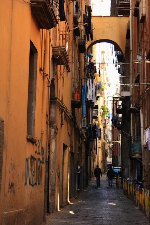 blog100504 Vico tipico en el Decumano Maggiore de Nápoles