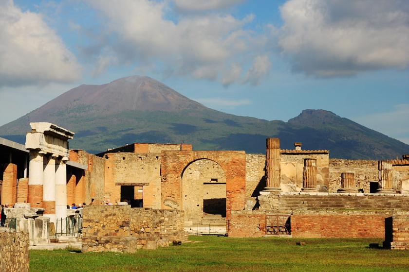 El foro de Pompeya con la ominosa presencia del Vesubio al fondo