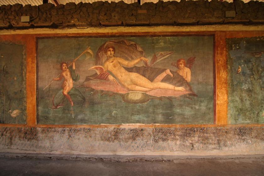 Todos buscando como locos las pinturas eróticofestivas