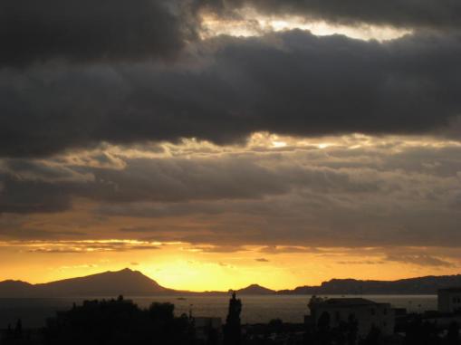 blog100610 Actualmente, Herculano es un desastre urbanistico, pero en la antigüedad, con estas puestas de sol, qué lugar debia ser