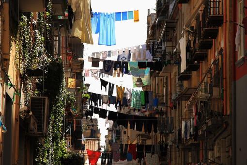 blogfin01 Ropa tendida en los vicos que desembocan en el Decumano Maggiore de Nápoles