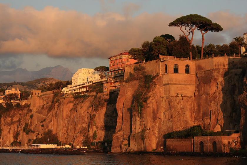 blogfin06 Hoteles privilegiados con vistas al mar en los acantilados que limitan Sorrento con el mar