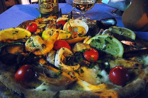 blogfin08 Pizza 'Iris 1' en una pizzeria anodina de Piazza Garibaldi en Napoles con abundancia de 'frutti di mare'