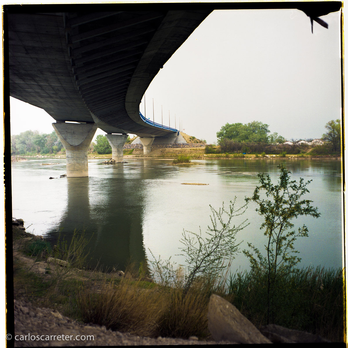 Puente del Cuarto Cinturón sobre el Ebro, cerca de La Cartuja Baja. Fotografía tomada con la Yashica Mat 124G sobre negativo en color.