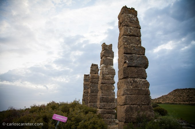 En mayo, cojo el coche, de lo poco que lo he cogido este año de abril a esta parte, y me acerco a las Cinco Villas para conocer el sitio arqueológico de Los Bañales.