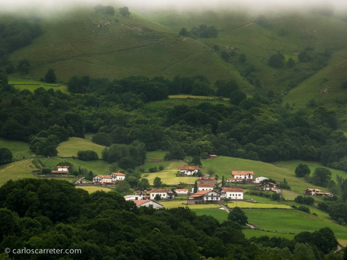 Aquí, en Zuaztoi, un barrio de Azpilkueta en el valle de Baztán, fue donde alquilamos la bonita casa rural, Casa Indaburúa, donde pasamos tan buen fin de semana.