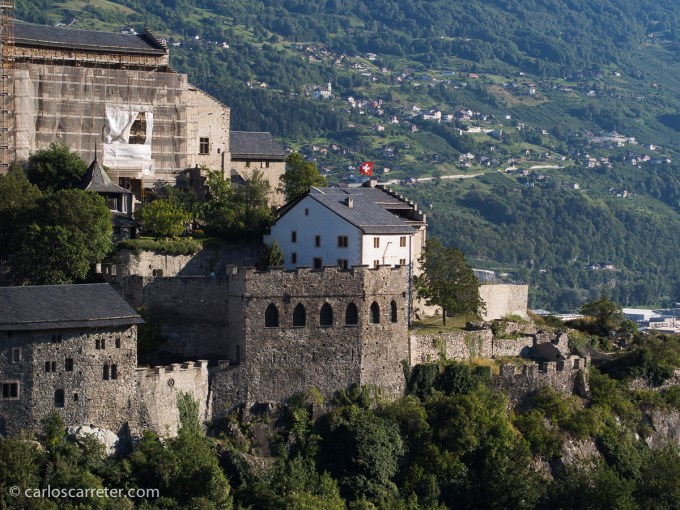 Nos despedimos en la ciudad de Sion, protegida por sus castillos y fortalezas. No dejan de dejarme una cierta melancolía aquellas despedidas.