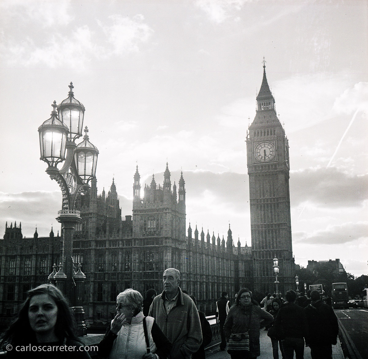 El puente y el palacio de Westminster, Londres. Fotografía tomada con la Zeiss Ikon Ikonta b sobre negativo en blanco y negro cromogénico.