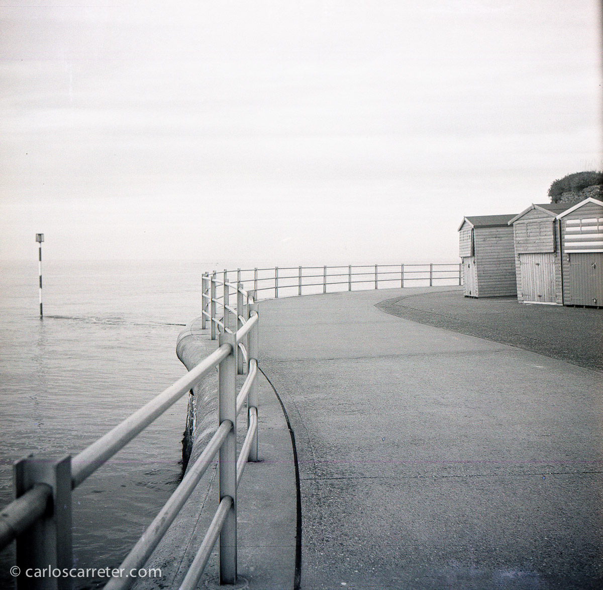 Paseando a la orilla del mar del Norte en Margate, Inglaterra. Fotografía tomada con la Zeiss Ikon Ikonta b sobre negativo en blanco y negro cromogénico.
