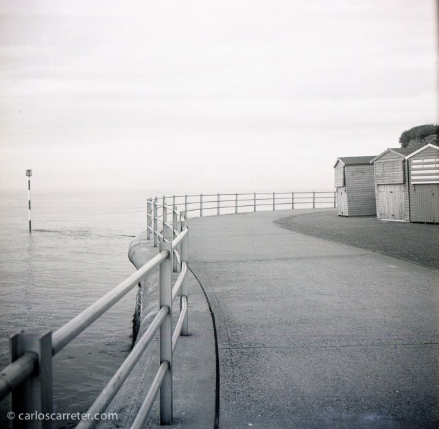 Paseando a la orilla del mar del Norte en Margate, Inglaterra. Fotografía tomada con la Zeiss Ikon Ikonta b sobre negativo en blanco y negro cromogénico.