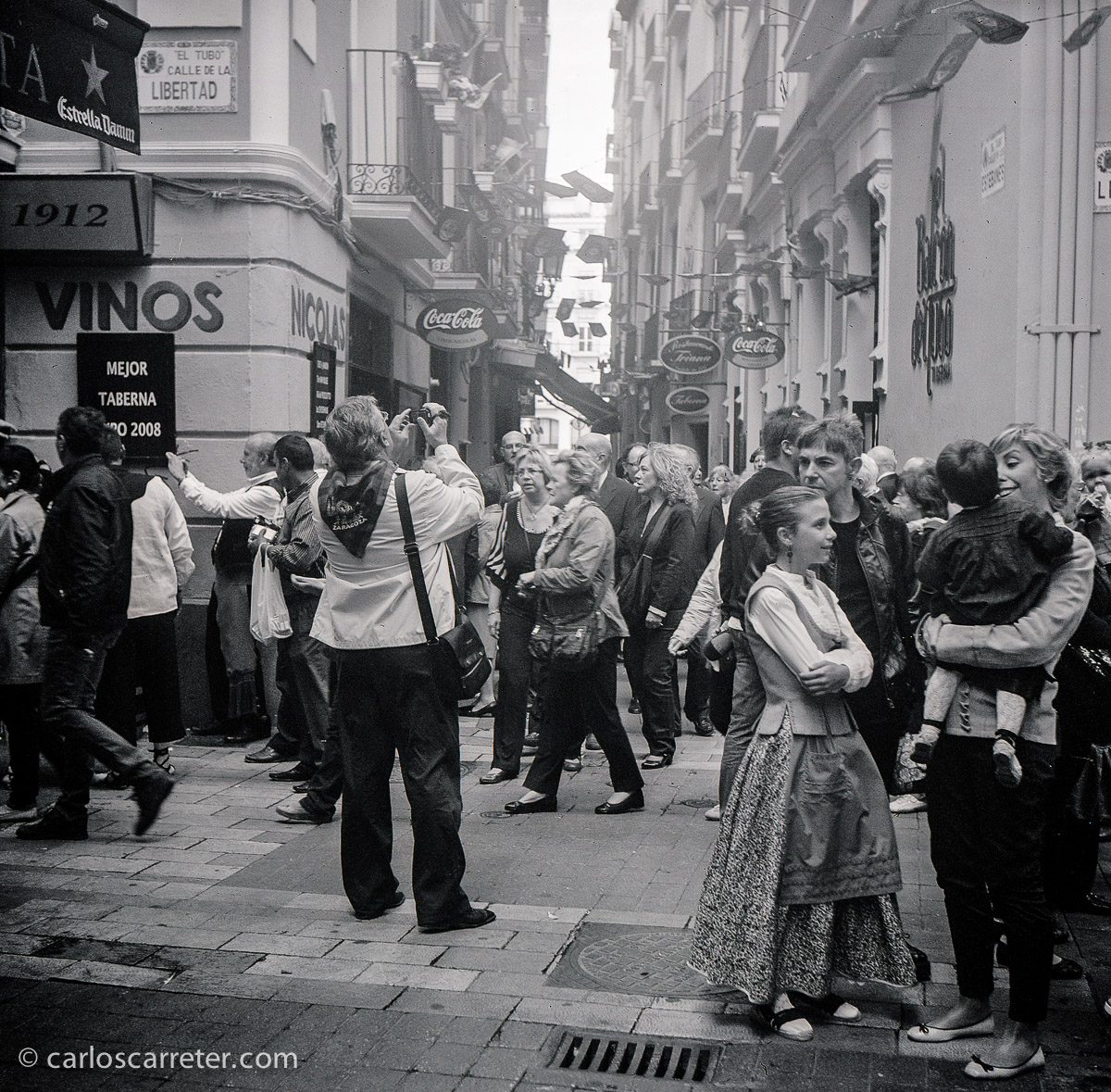 Ambiente festivo un día del Pilar en el Tubo de Zaragoza. Fotografía tomada con la Zeiss Ikon Ikonta b sobre negativo en blanco y negro cromogénico.