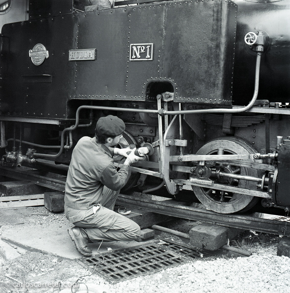 Algunos ajustes de mantenimiento en la locomotora antes de ponerla en servicio. Fotografía tomada con una Yashica Mat 124G sobre negativo en blanco y negro cromogénico.