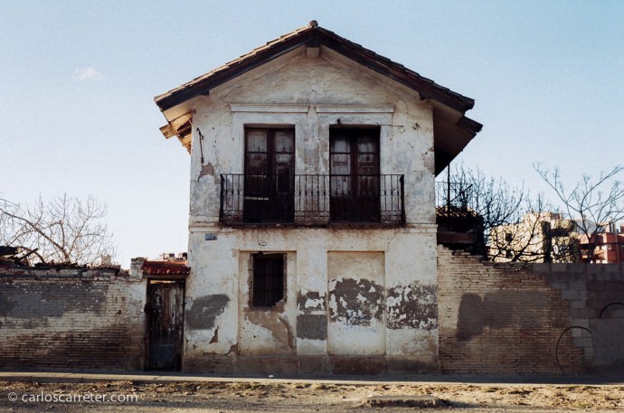 Vieja casona en el Paseo del Canal de Zaragoza. Fotografía tomada con Minox GT-E sobre negativo en color.