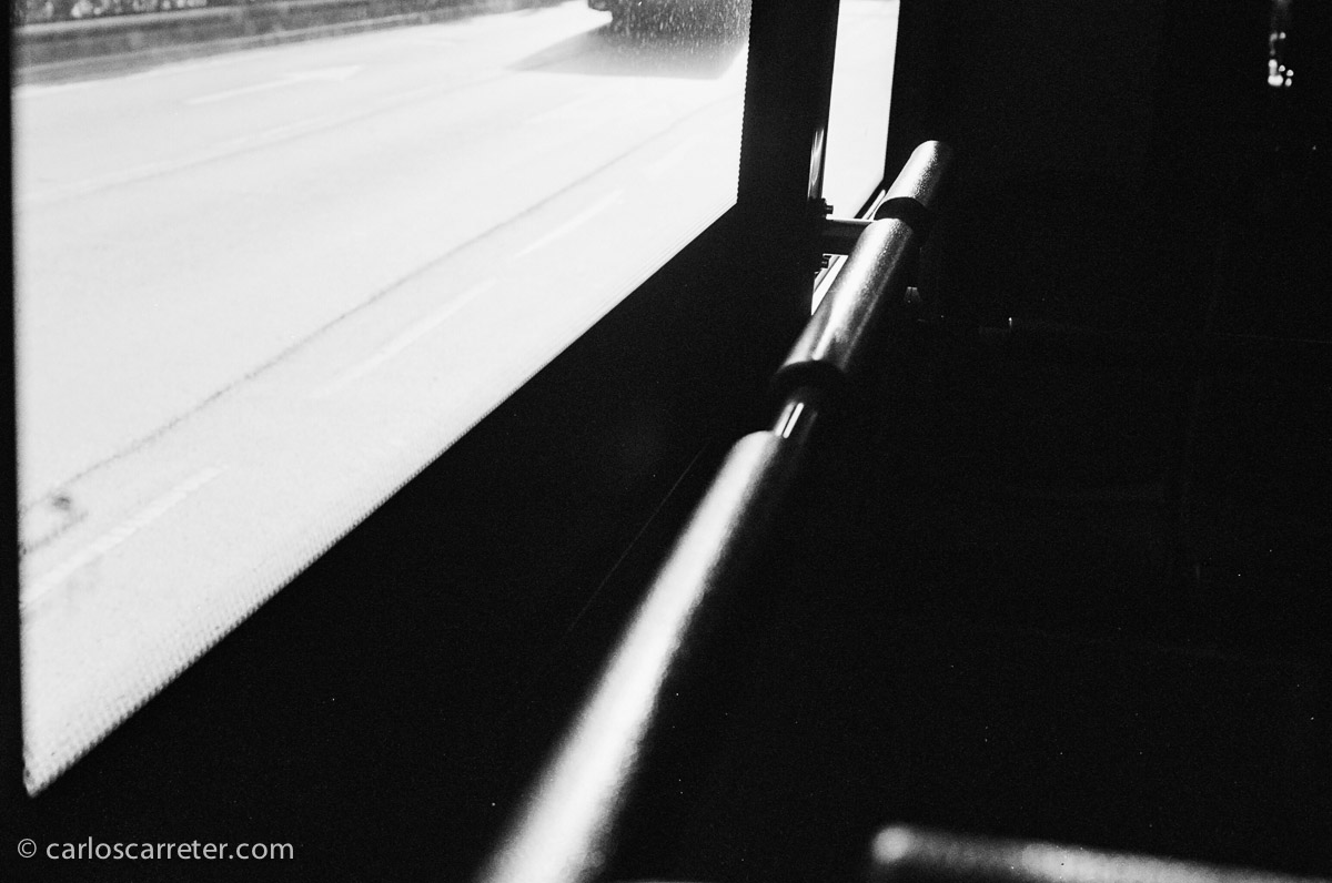 En el interior de un autobús de la línea 23, camino de casa. Fotografía tomada con la Leica IIIf y Elmar 5 cm 1:3,5 sobre negativo en blanco y negro cromogénico.