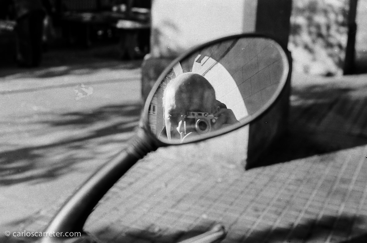 Autorretrato en la plaza de San Francisco. Fotografía tomada con la Leica IIIf y Elmar 5 cm 1:3,5 sobre negativo en blanco y negro cromogénico.