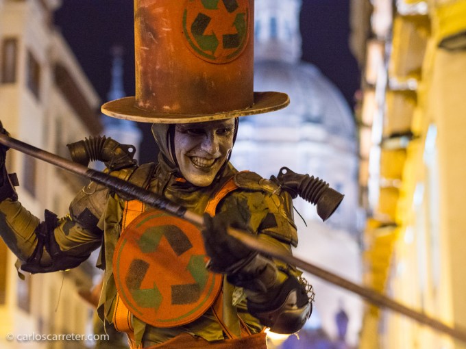 Animación callejera en la calle Alfonso de Zaragoza en vísperas de Navidad.