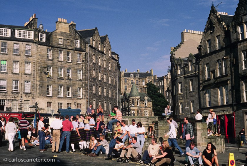 En una de las historias, la película cambia la campiña belga por Edimburgo y sus alrededores. Esto es realmente poco importante; hay algún otro aspecto de esta historia que se cambia más en profundidad, eliminando algún personaje.