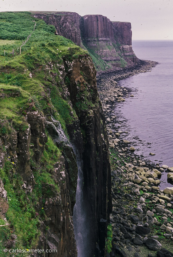 Por un momento, durante la visión de la película me queda la sensación de que también han cambiado los paisajes de Hawai por los de Escocia, en lo que se refiere a la "isla grande". En la foto, por ejemplo, algunos acantilados en la isla de Skye.