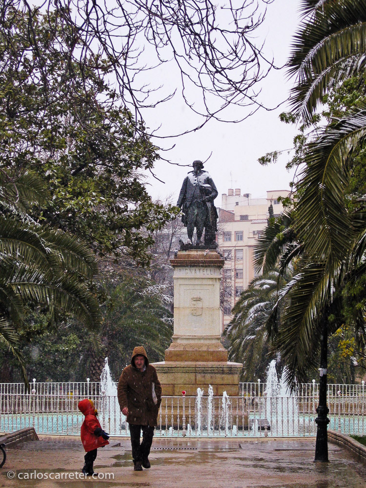 Tras la gélida realidad social norcoreana, he decidido acompañar la entrada con una foto de una fría mañana zaragozana, con el raro evento de la nieve sobre el parque Pignatelli, pero con la calidez que transporta el paseo de un niño con su padre, y con una sonrisa en sus gestos.