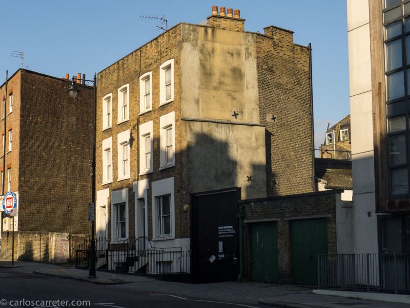 Película norteamericana, y en ambiente norteamericano, una de sus protagonistas, Emma Watson, es europea, nacida en París de padres británicos, y criada en Inglaterra. Y por eso nos paseamos hoy fotográficamente por las calles de Londres.