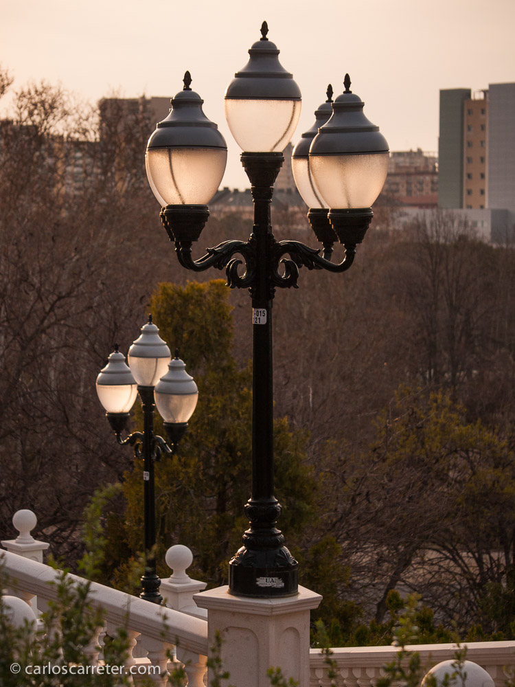 A caballo entre la fotografía de la ciudad y el paisaje, ayer por la tarde di un largo paseo cámara en mano.