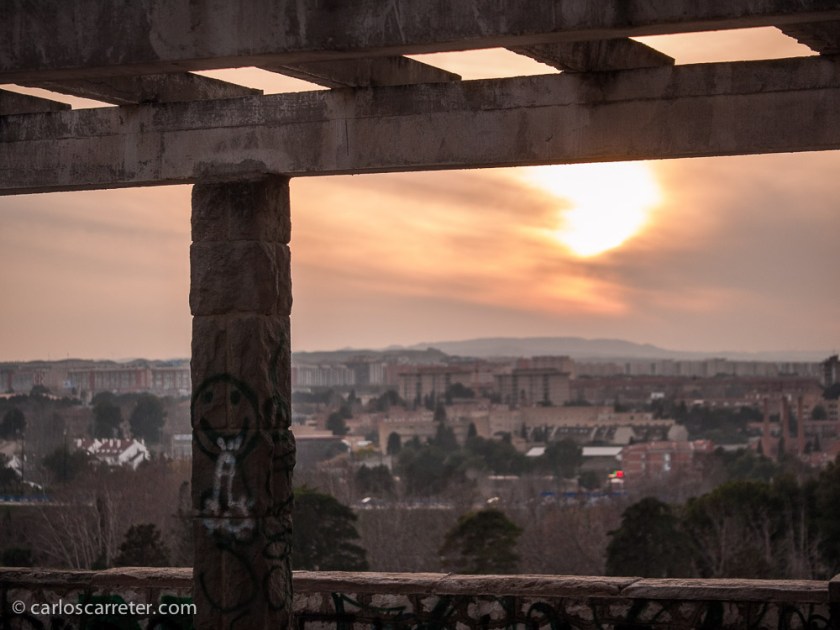 Pero no soy partidario de esconder la ciudad. Los paisajes no tienen por qué ser idílicos para ser interesantes o bellos.