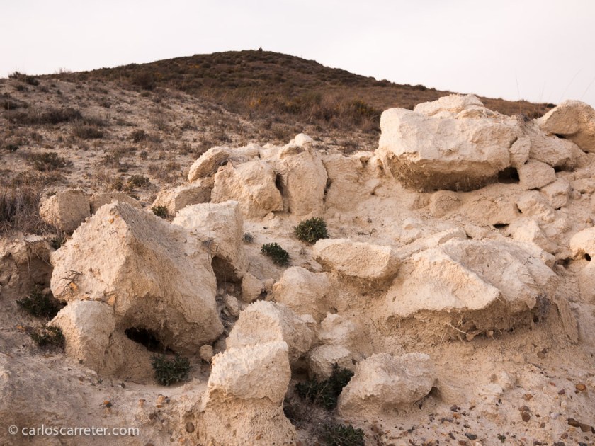 Hoy opto por acompañar la entrada con los áridos paisajes de los montes de yeso y alabastro en la  ribera baja del Ebro.