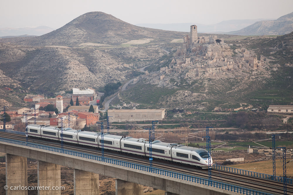 El tráfico de trenes es frecuente, y tenemos ocasión de fotografiar varios de ellos, con el valle y el pueblo de fondo.