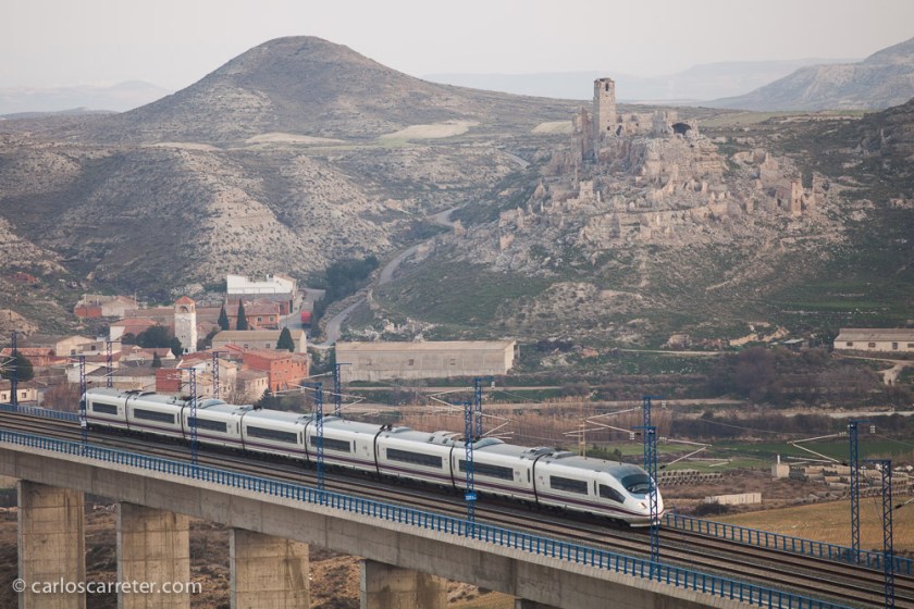 El tráfico de trenes es frecuente, y tenemos ocasión de fotografiar varios de ellos, con el valle y el pueblo de fondo.