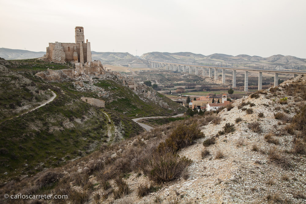 El pueblo viejo de Rodén, donde estuvimos el domingo pasado, quedó abandonado como consecuencia del estrago de la guerra civil en la zona. Igual que en los personajes de "Los desorientados" se notan los estragos de las guerra civiles en el levante mediterráneo.