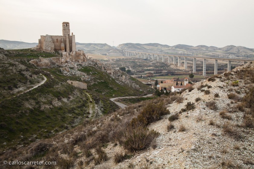 El pueblo viejo de Rodén, donde estuvimos el domingo pasado, quedó abandonado como consecuencia del estrago de la guerra civil en la zona. Igual que en los personajes de "Los desorientados" se notan los estragos de las guerra civiles en el levante mediterráneo.