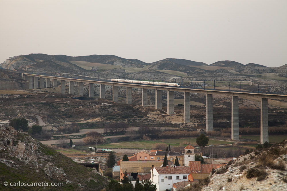 Situados ya en las cercanías del pueblo viejo de Rodén, se puede apreciar con más claridad las dimensiones del viaducto ferroviario que cruza el valle.