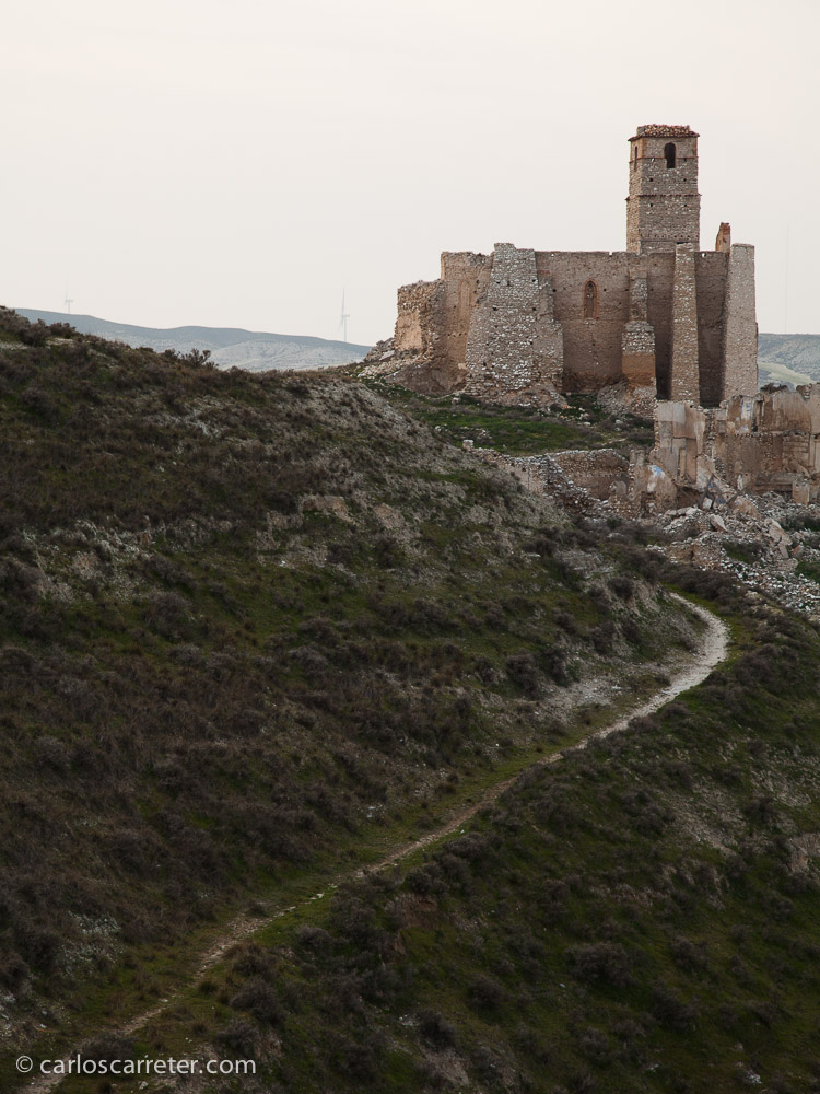 Nos acercamos al pueblo viejo desde la parte de atrás del cerro en el que se sitúa, por una senda que nos llevará hasta la iglesia en ruinas.