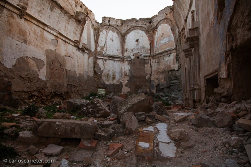 La iglesia perdió su techo hace tiempo pero podemos apreciar cual era su planta y su forma general.
