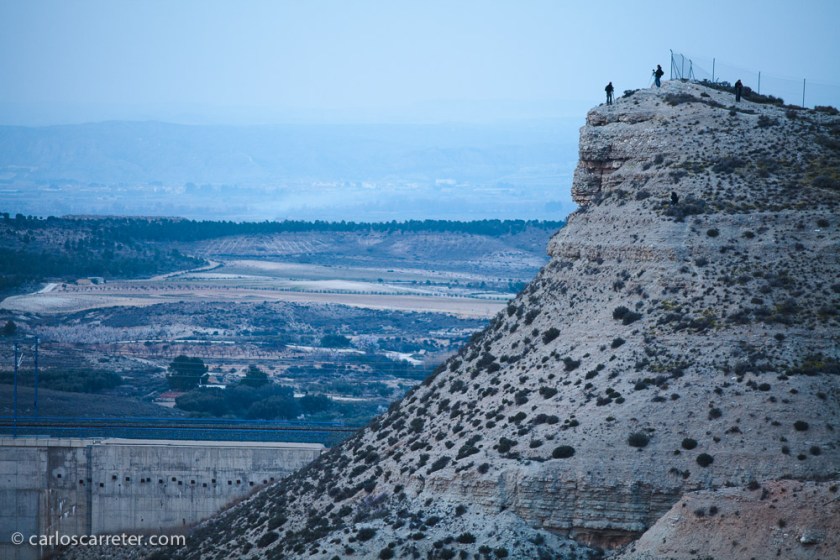 En un cabezo vecino se encuentra el yacimiento arqueológico de un poblado íbero, y parte del grupo se acerca hasta allí, sobre todo para obtener una buena vista del viaducto ferroviario.