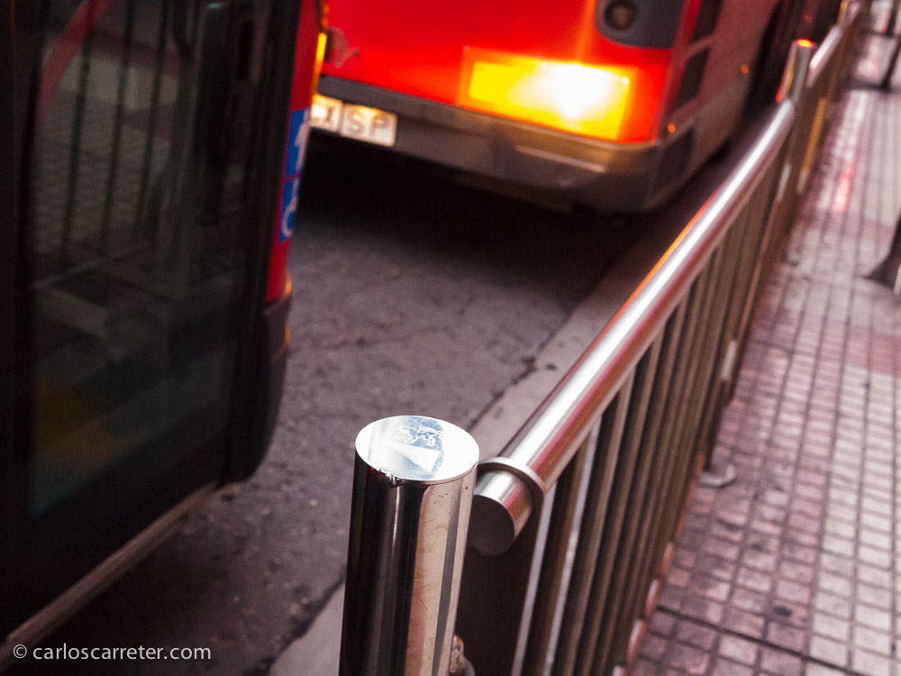 Cuando camino por la ciudad, en este caso camino del centro de educación de adultos donde proyectaron el filme, siempre llevo una cámara a cuestas. Y voy tomando imágenes. Es como un entrenamiento. Viene bien. Como Néstor Almendros (que iluso me he vuelto), aprovechando la luz natural del entorno.