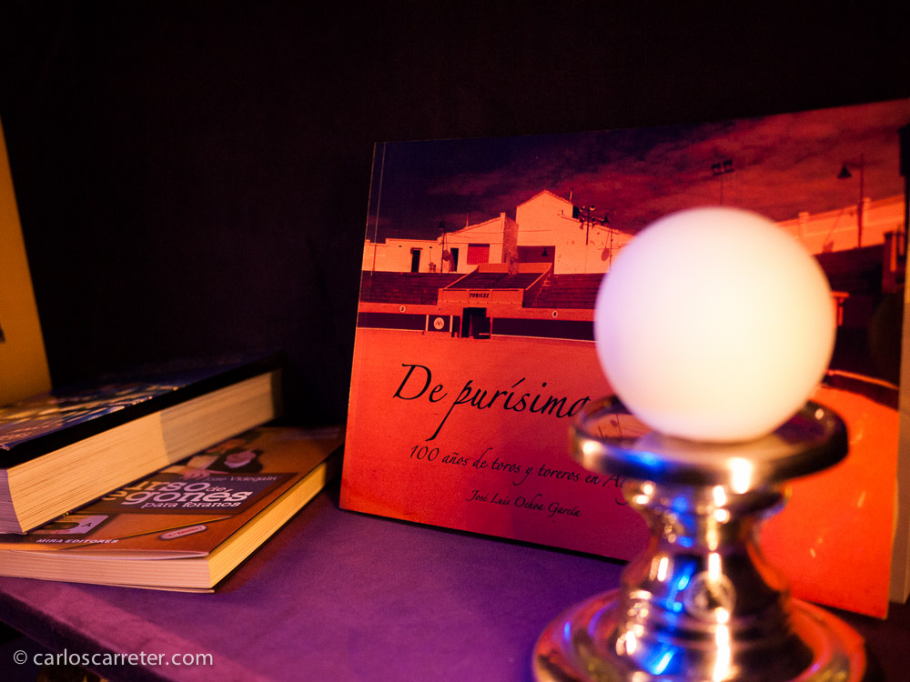 Vuelvo a usar la cámara tras la proyección; tienen la bondadosa ocurrencia de invitarme a unirme a una cena y velada con una gente muy agradable, vinculada a la organización del ciclo, en un bar cercano.