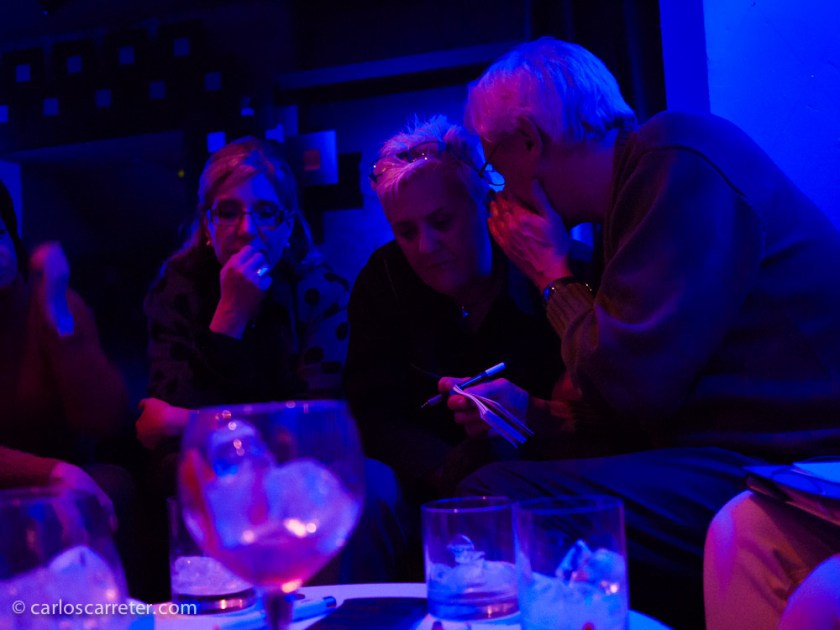 Y acabamos jugando para demostrar quien ha estado más atento a la película y a los debates. En la fotografía el equipo "contrario", "perdedor" a la postre, reflexiona sobre una de las cuestiones planteadas. Muchas gracias por la agradable velada.