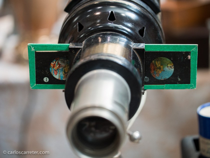 Curioso este proyector, que serviría a fines educativos o recreativos para los niños de antaño.