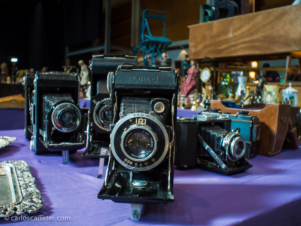 Este fin de semana se celebra en Zaragoza la III feria de antigüedades. Buen sitio para pasar un rato huyendo del gélido viento del fin de semana. Por supuesto, mis preferencias se dirigen hacia los chismes fotográficos.