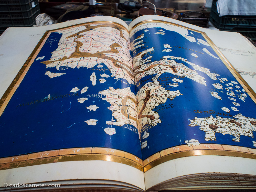 Llevaba un equipo improbable. La OM-D con la "tapita" (body lens cap) no parece lo mejor para fotografiar en interiores. Pero salí adelante en diversas tomas, como este vistoso atlas abierto por Grecia.