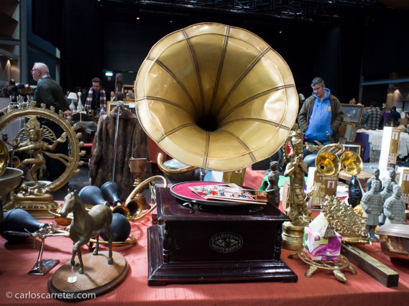 Ya me extraña más que hayan sido escuchadas muchas bandas sonoras en gramófonos como este. Ambas fotografías tomadas este fin de semana en la feria de antigüedades en Zaragoza.