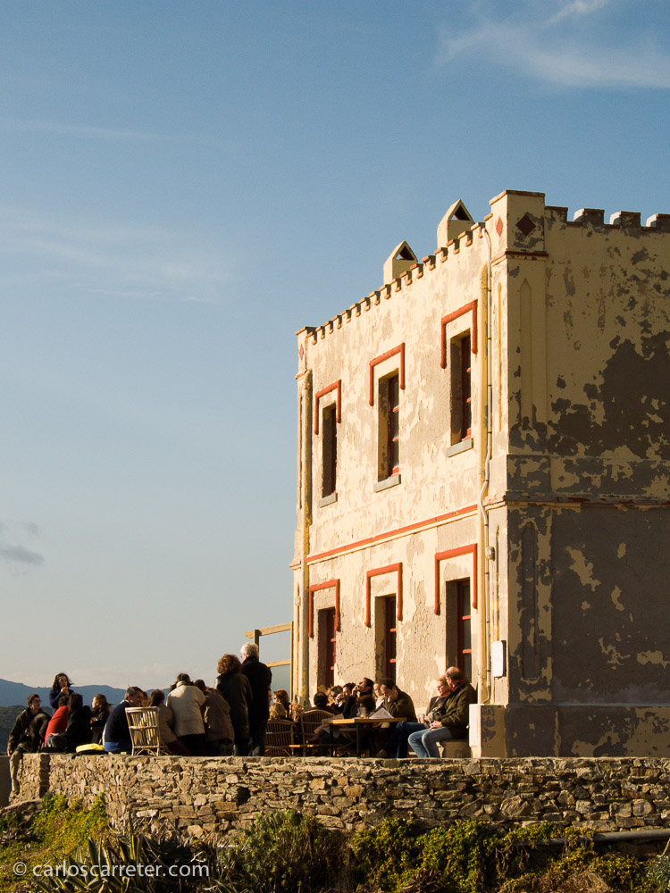 Tomando unos chismes en el cabo de Creus, España, a la caída de la tarde, en un agradable día de diciembre de 2004.