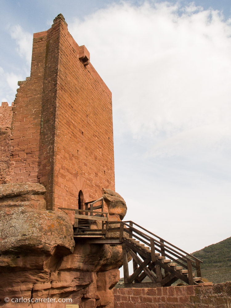 Accediendo al castillo de Peracense, Aragón (España), en abril de 2005.