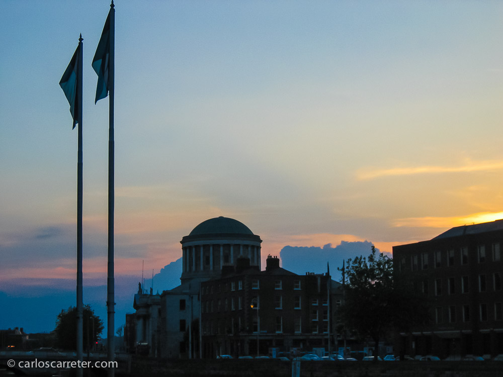 Puesta de sol sobre Dublín, Irlanda, en julio de 2005.