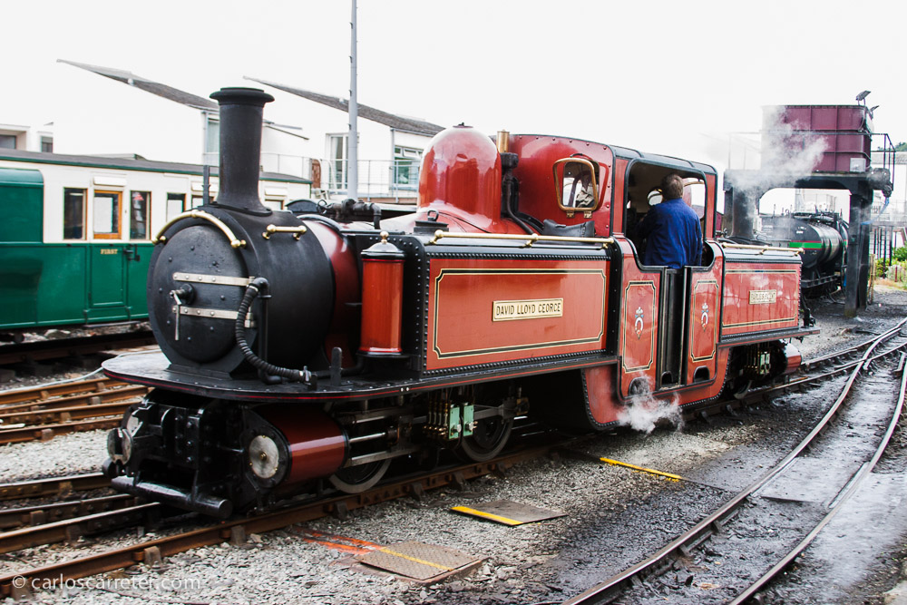 Quien conozca la historia de la trágica Karenina, sabrá del papel que desempeñan en la misma las locomotoras de vapor. Algo más grandes que esta que encontramos en Porthmadog, País de Gales.